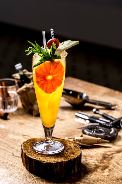 Erfrischender Cocktail der Vorderansicht mit einer Scheibe Orange und Dekor