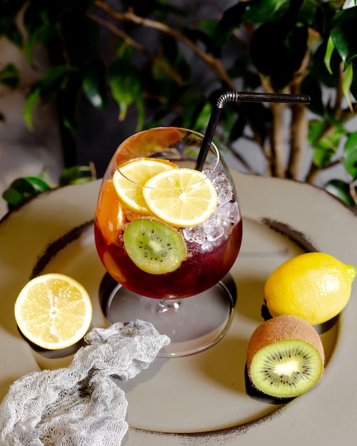 Erfrischender Cocktail mit Kiwi- und Zitronenscheiben