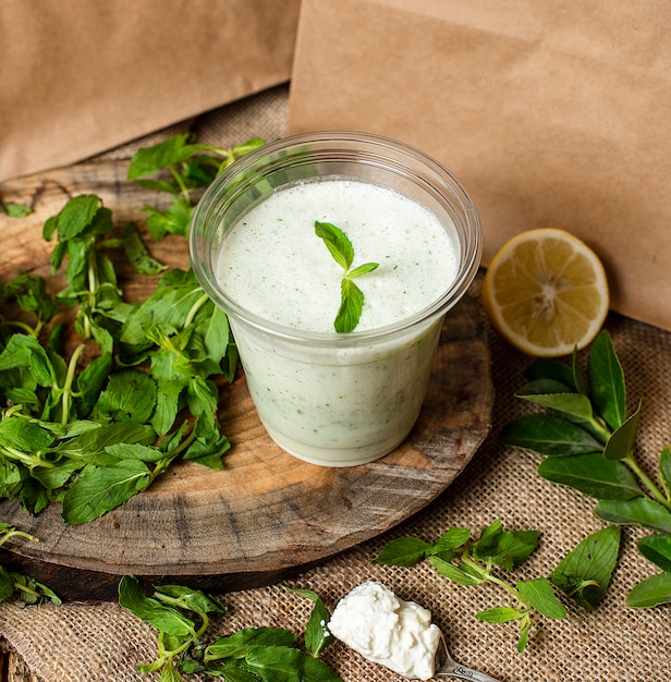 Erfrischender kalter Joghurt-Shake mit Kräutern und Minze, Ayran