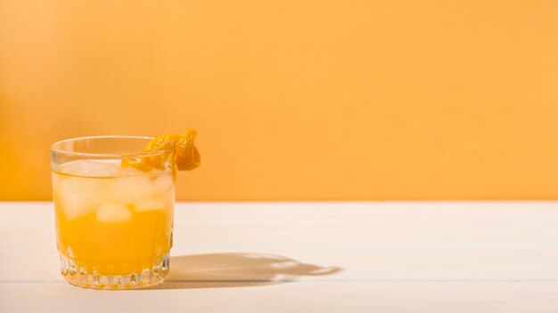 Erfrischendes alkoholisches Getränk mit Kopierraum