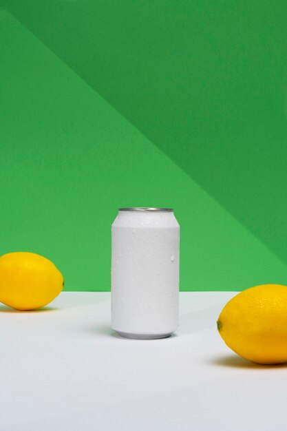 Erfrischungsgetränk mit Zitronenarrangement