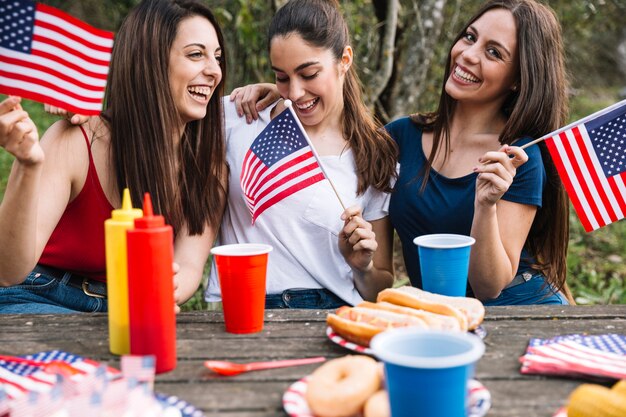 Erfüllte Frauen, die draußen umarmen