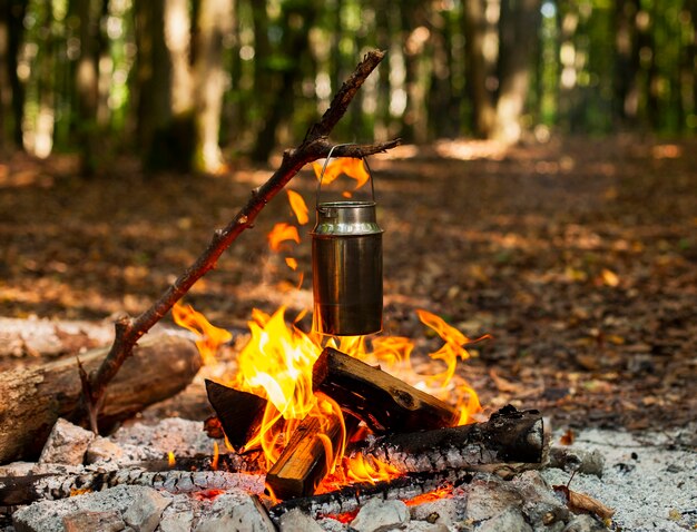 Erhitzen Sie das Wasser über einem Lagerfeuer