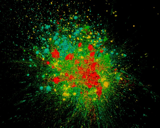 Erhöhte Ansicht der gemischten holi Farben, die auf dunklem Hintergrund explodieren