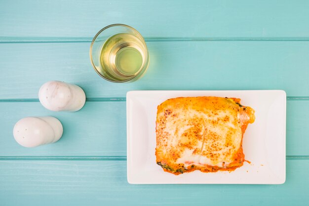 Erhöhte Ansicht der köstlichen Lasagne nahe Salzstreuer