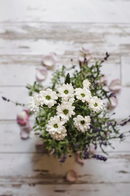 Erhöhte Ansicht des Blumenstraußes der weißen Blume auf Holztisch