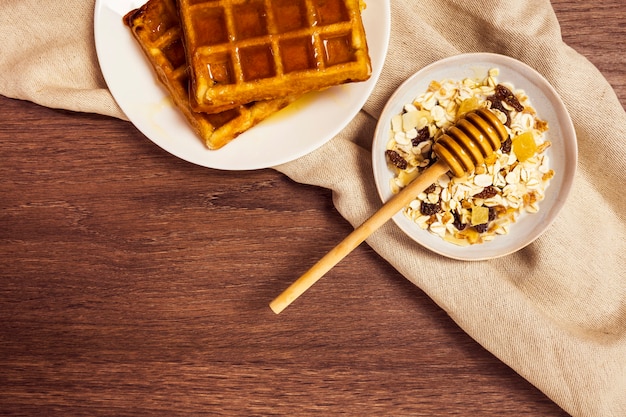 Kostenloses Foto erhöhte ansicht des gesunden frühstücks auf holzoberfläche