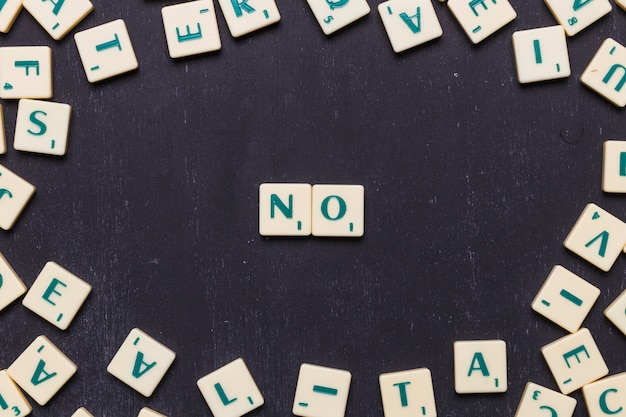 Kostenloses Foto erhöhte ansicht ohne wort mit scrabble-buchstaben