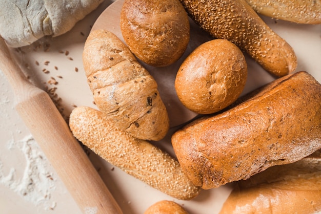 Kostenloses Foto erhöhte ansicht von brot mit verschiedener form und nudelholz