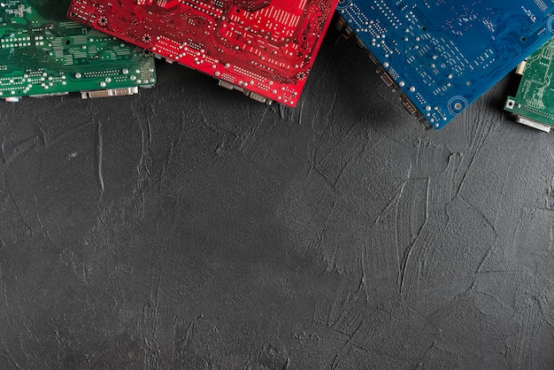 Kostenloses Foto erhöhte ansicht von bunten computerleiterplatten auf schwarzem hintergrund