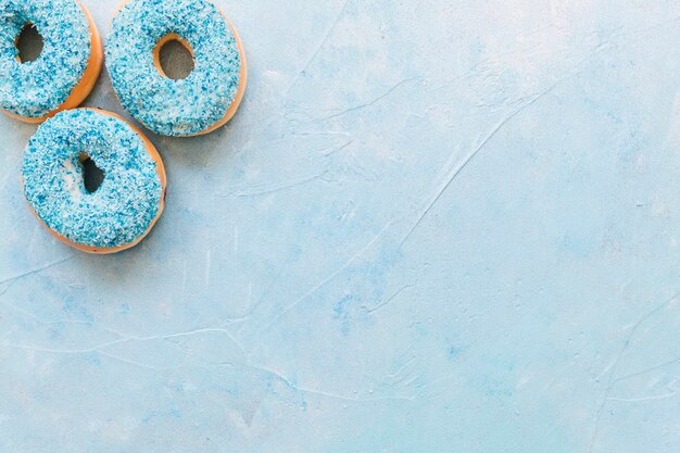 Erhöhte Ansicht von Donuts auf blauem Hintergrund