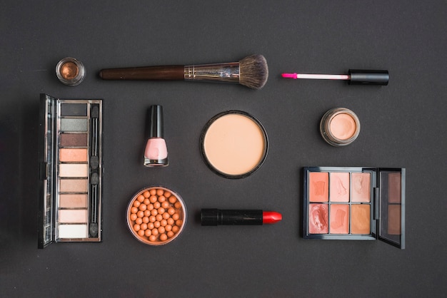 Kostenloses Foto erhöhte ansicht von kosmetischen produkten auf schwarzem hintergrund