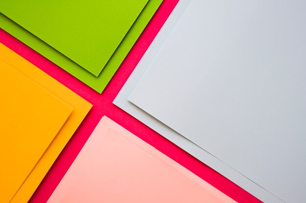 Erhöhte Ansicht von verschiedenen mehrfarbigen Papppapieren