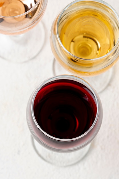 Erhöhte Gläser mit Rot- und Weißwein