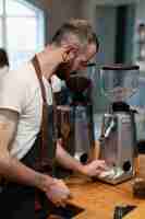 Kostenloses Foto erhöhter mann, der kaffee macht