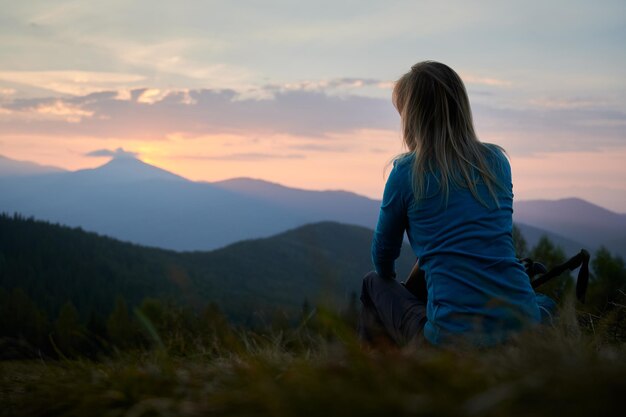 Erholung in den Bergen bei Sonnenuntergang im Sommer