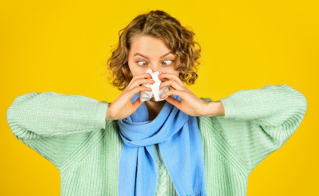 Erkältungssymptome der grippe. kranke frau, die nase weht. chronische sinusitis. ansteckende atemwegserkrankung. grippe-infektion. behandlung von sinusitis. sinusitis-diagnostik. entzündung der nasennebenhöhlen. laufende nase.