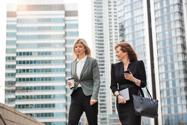 Ermächtigte Geschäftsfrauen, die zusammenarbeiten