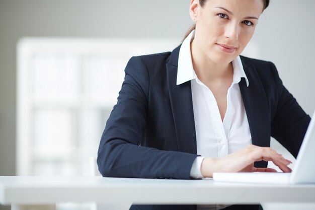 Ernste Geschäfts Tippen auf dem Laptop