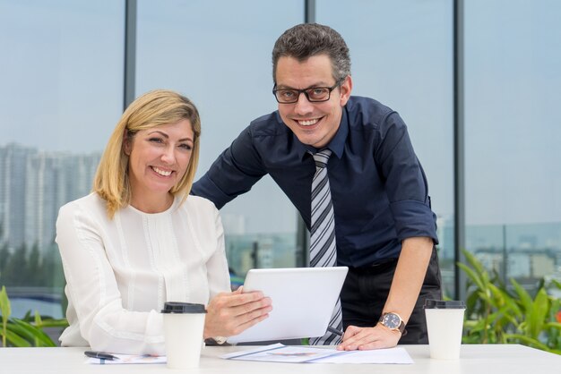 Ernste Geschäftsmitarbeiter, die Café im im Freien arbeiten.