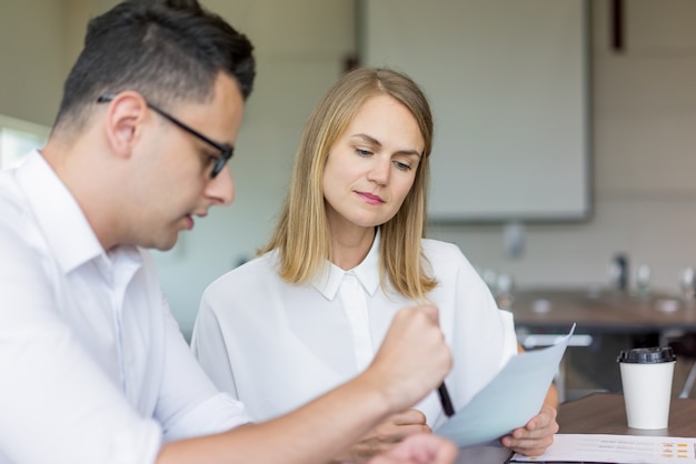 Arbeitgeber überprüft das Zwischenzeugnis eines Mitarbeiters