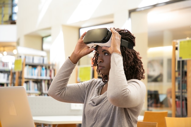 Ernste Studentin bereit, VR-Erfahrung zu beginnen