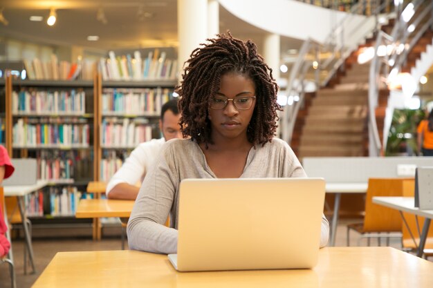 Ernster Afroamerikanerstudent, der an Forschung arbeitet