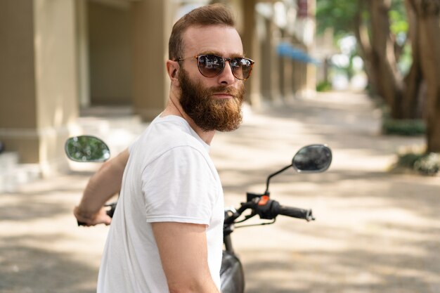 Ernster brutaler Radfahrer bereit zu reiten