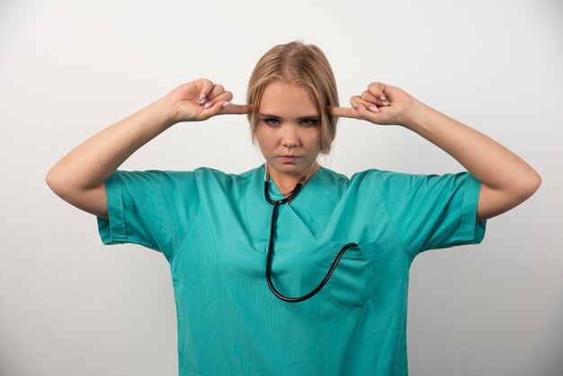 Kostenloses Foto ernster doktor, der auf weiß steht.