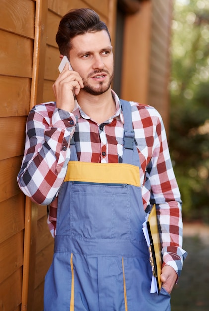 Ernster Gärtner, der mit dem Handy spricht