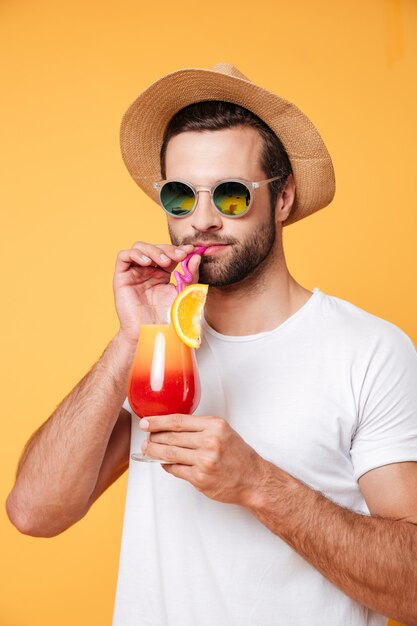 Ernster Mann in der Sonnenbrille trinken Cocktail