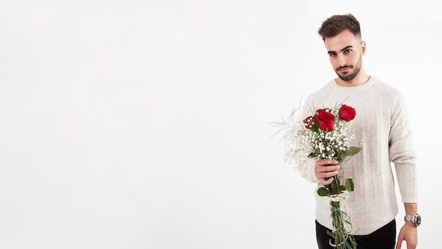 Kostenloses Foto ernster mann mit rosen