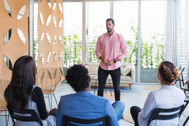 Ernster überzeugter männlicher Trainer, der Seminar hält