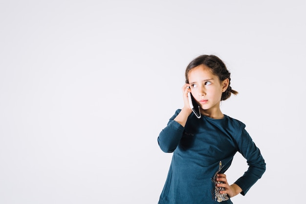 Ernstes Mädchen, das am Telefon spricht