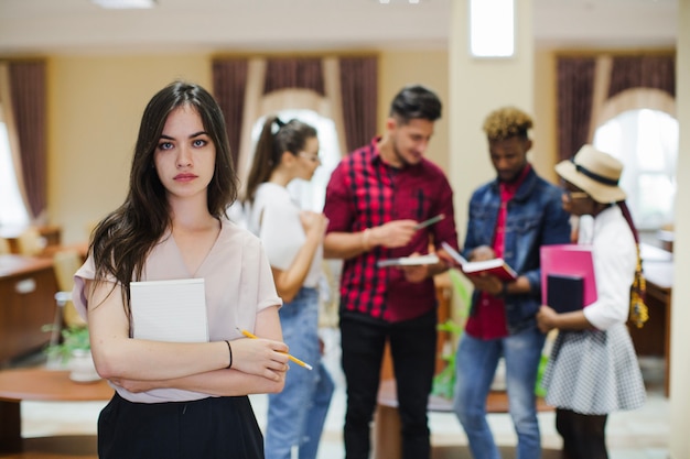 Ernstes Modell posiert auf backgrounf der Klassenkameraden