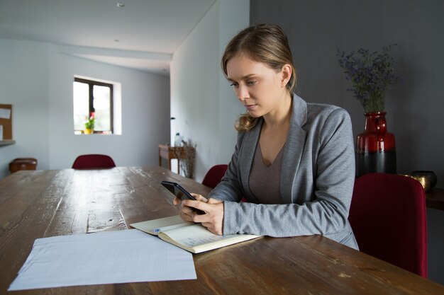 Ernstes professionelles Studieren von Dokumenten