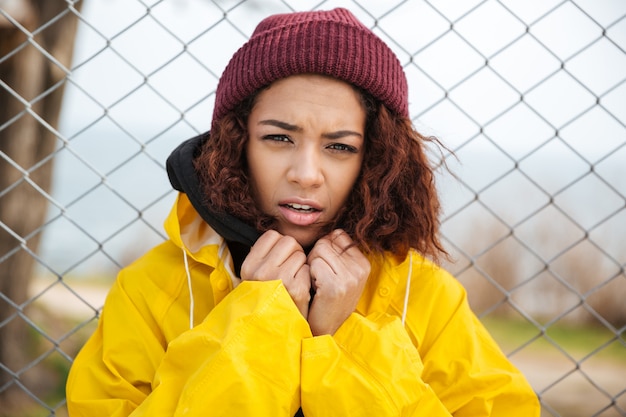 Ernsthafte afrikanische junge Dame, die draußen geht