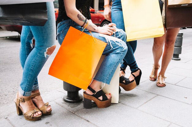 Ernte Frauen sitzen und stehend beim Einkaufen