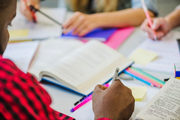 Ernte-Leute, die am Schreibtisch studieren