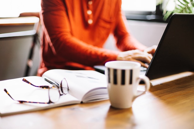 Ernte Mann am Tisch im Büro