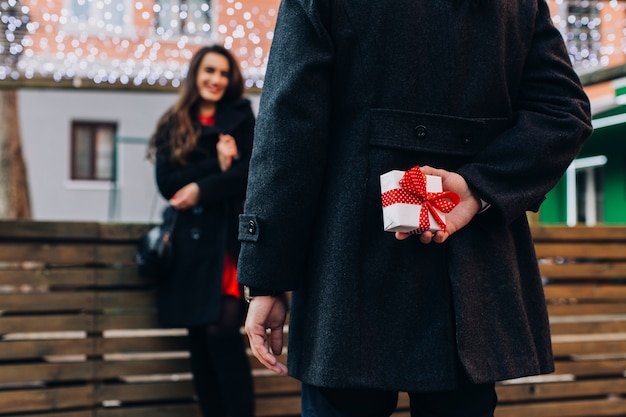 Ernte Mann, der Geschenkbox für Frau vorbereitet