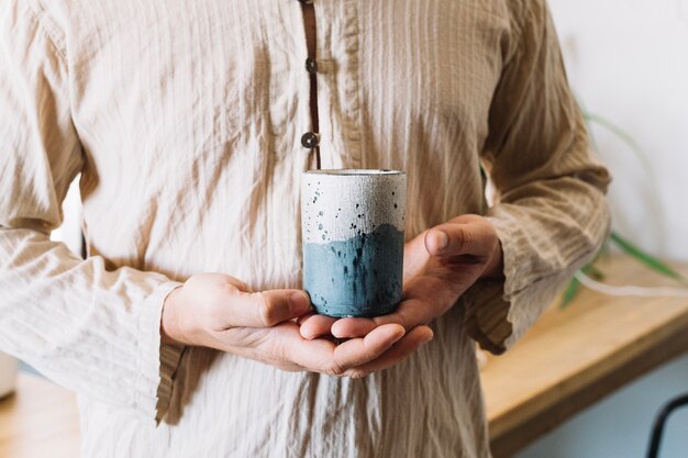 Ernte Mann hält Tasse