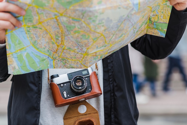 Ernte Touristen Mann mit Kamera in der Stadt