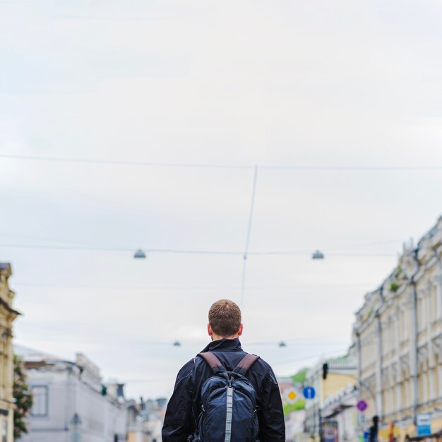 Ernte unerkennbaren Backpacker auf der Straße