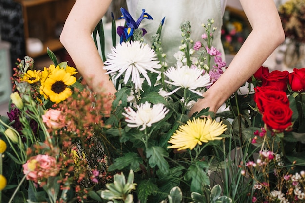 Kostenloses Foto erntefrau, die blumen anordnet