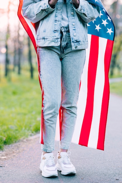 Kostenloses Foto erntefrau, die in usa-flagge einwickelt