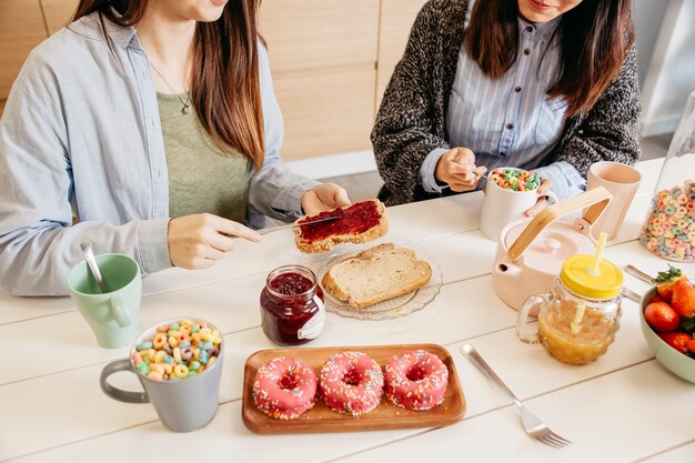 Erntefrauen, die gutes Frühstück genießen