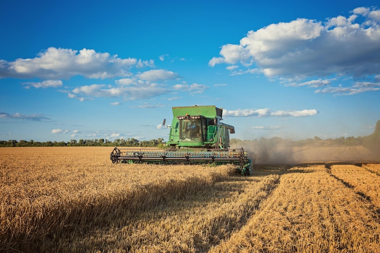Kostenlose Foto erntekombin auf dem feld