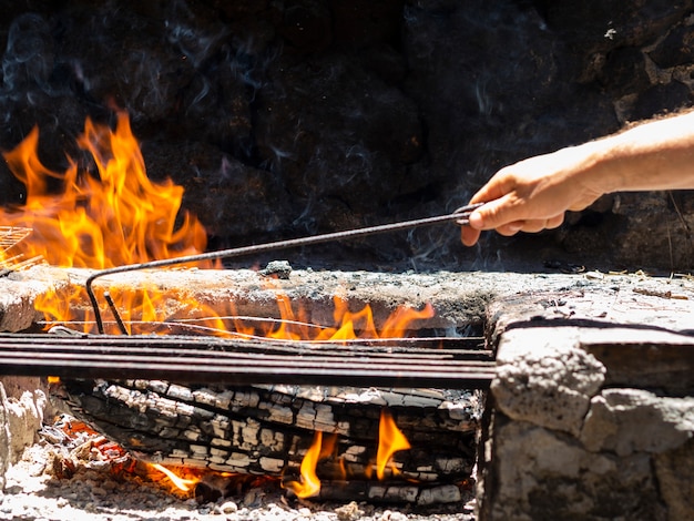 Kostenloses Foto erntemann, der asche im feuer überprüft