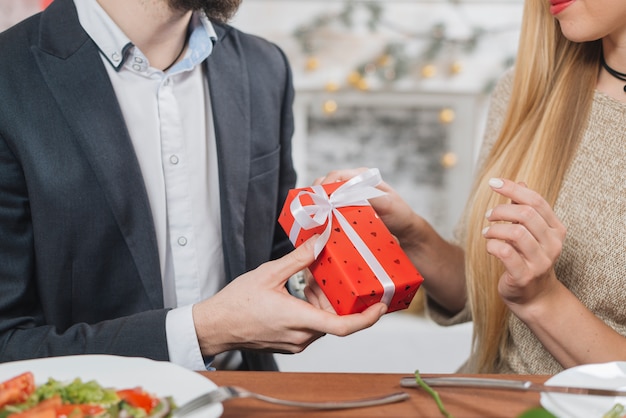 Erntemann, der der Frau kleines Geschenk gibt